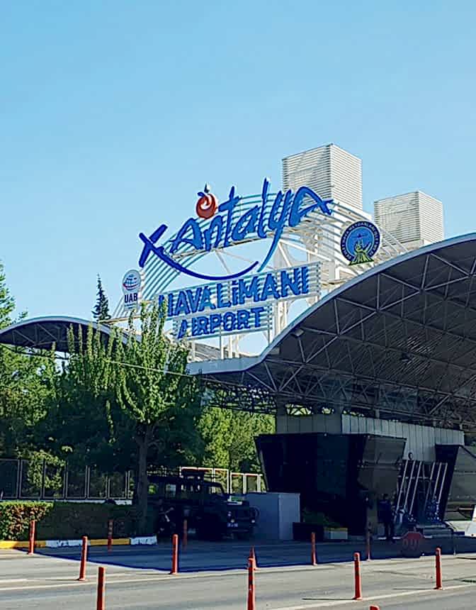 Antalya Havalimanı girişi