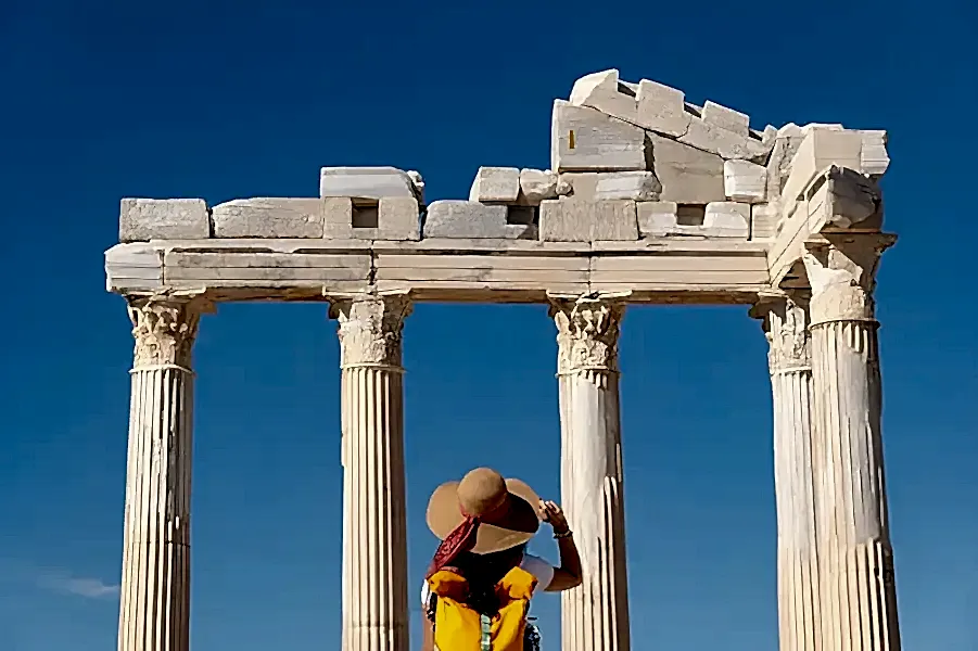Antalya Side Antik Kenti harabelerini inceleyen gezgin kadın