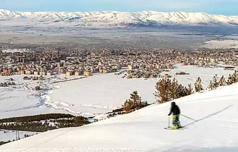 Palandöken Kayak Merkezi'nde kayan insan